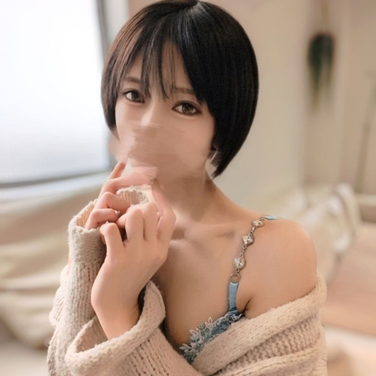 ショートカットの色白美女！