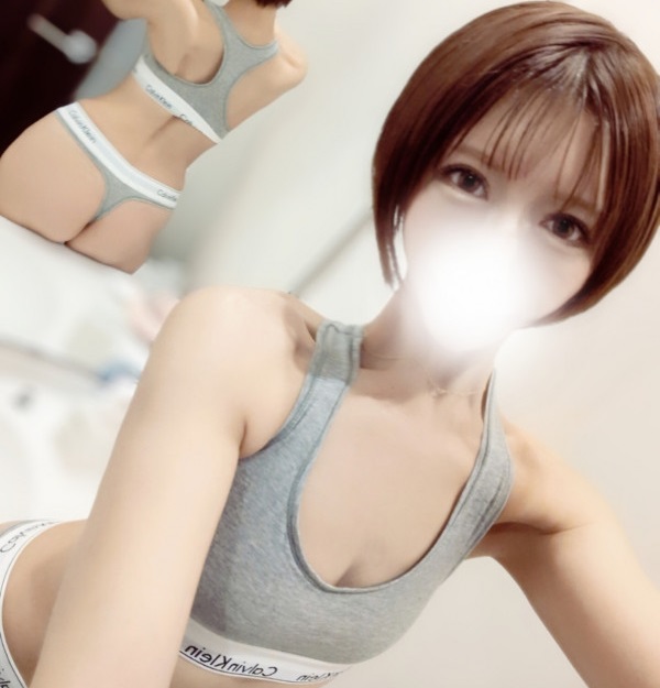 ショートカットの色白美女！